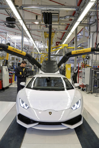 Illustration for article titled El minucioso proceso de construir un Lamborghini, foto a foto